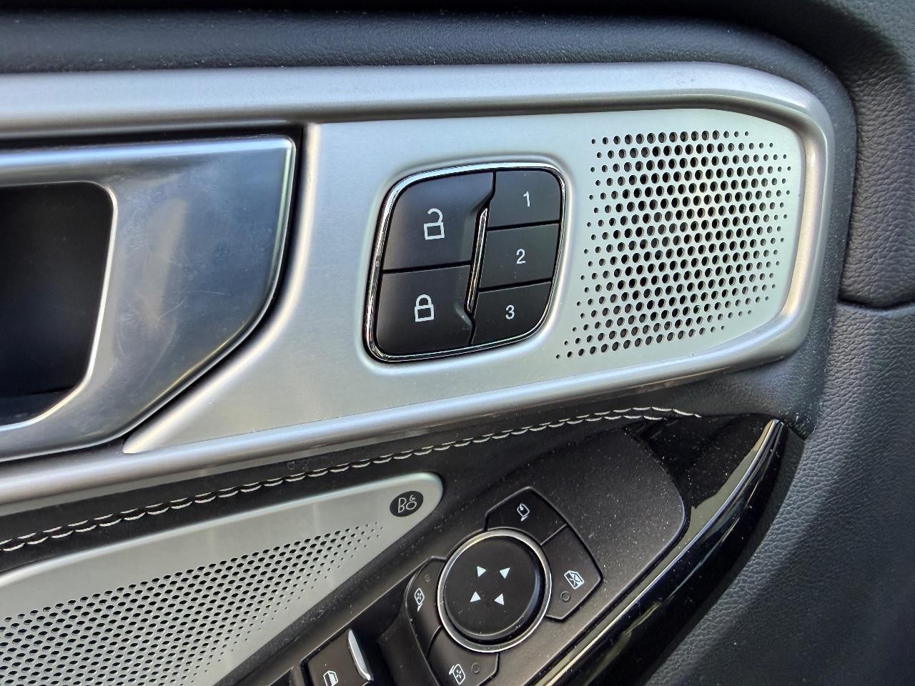 Ford Explorer Vehicle Full-screen Gallery Image 24