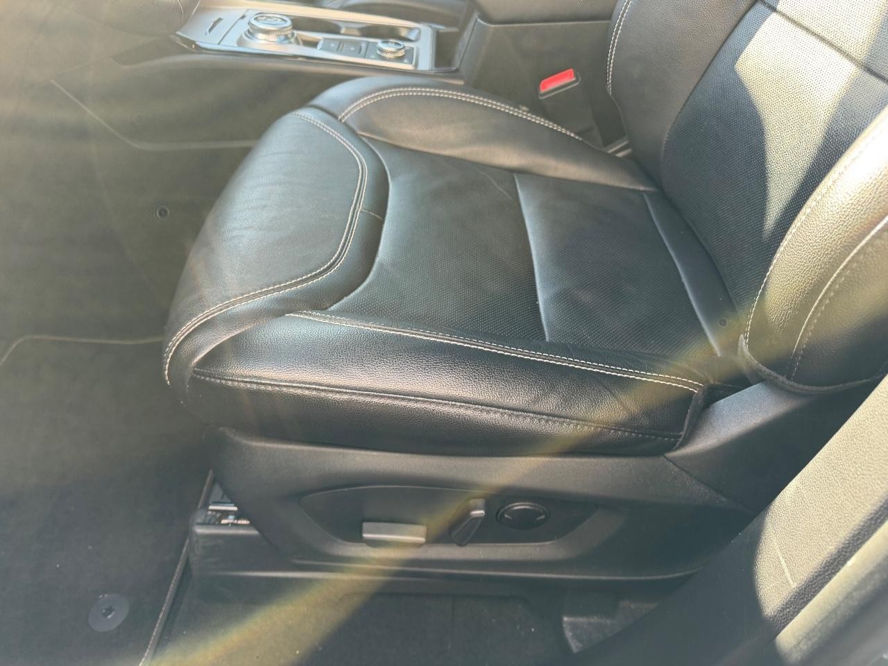 Ford Explorer Vehicle Full-screen Gallery Image 25