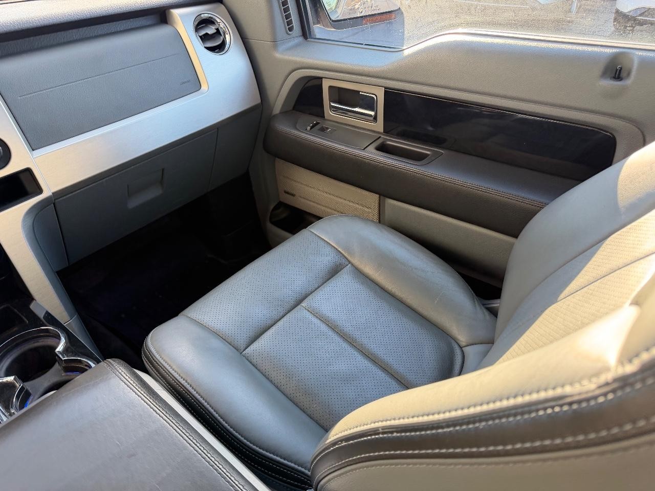 Ford F-150 Vehicle Full-screen Gallery Image 18