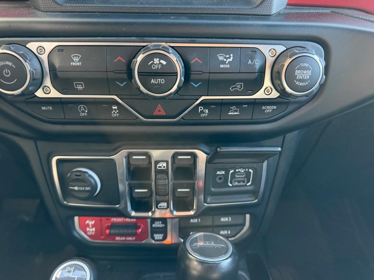 Jeep Gladiator Vehicle Full-screen Gallery Image 15