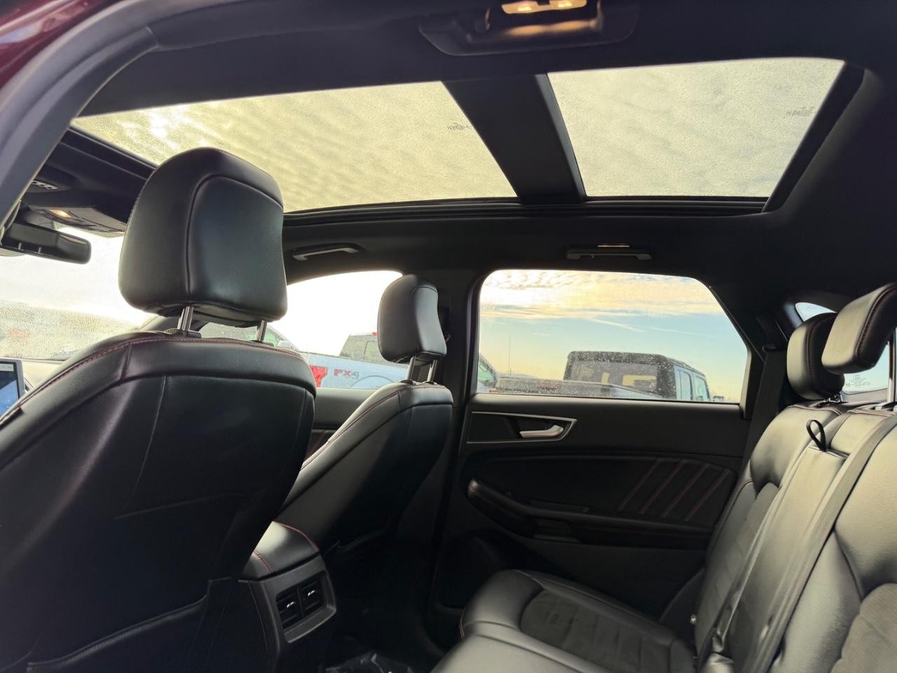 Ford Edge Vehicle Full-screen Gallery Image 10