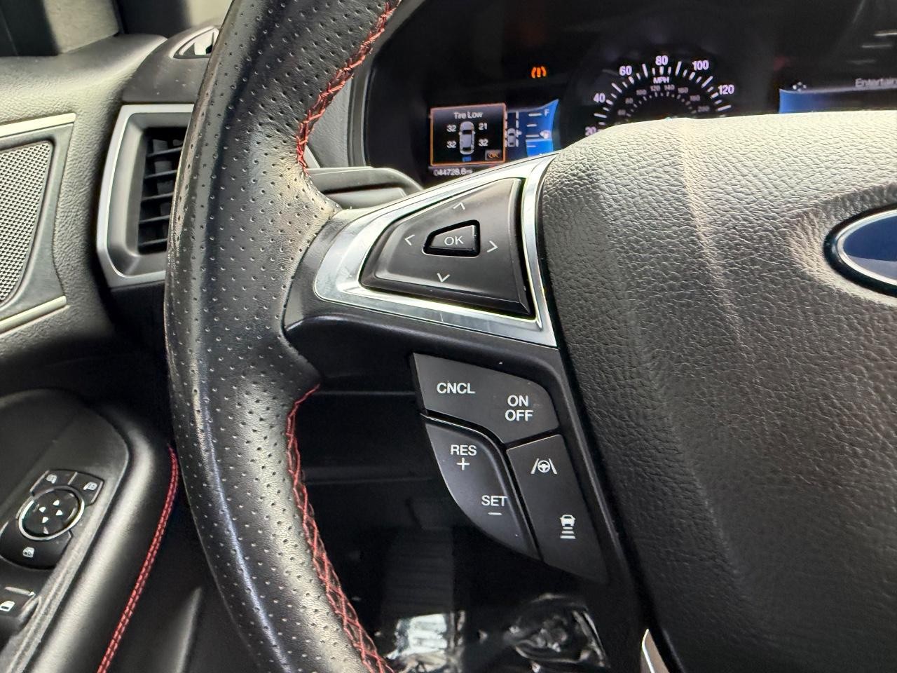 Ford Edge Vehicle Full-screen Gallery Image 13