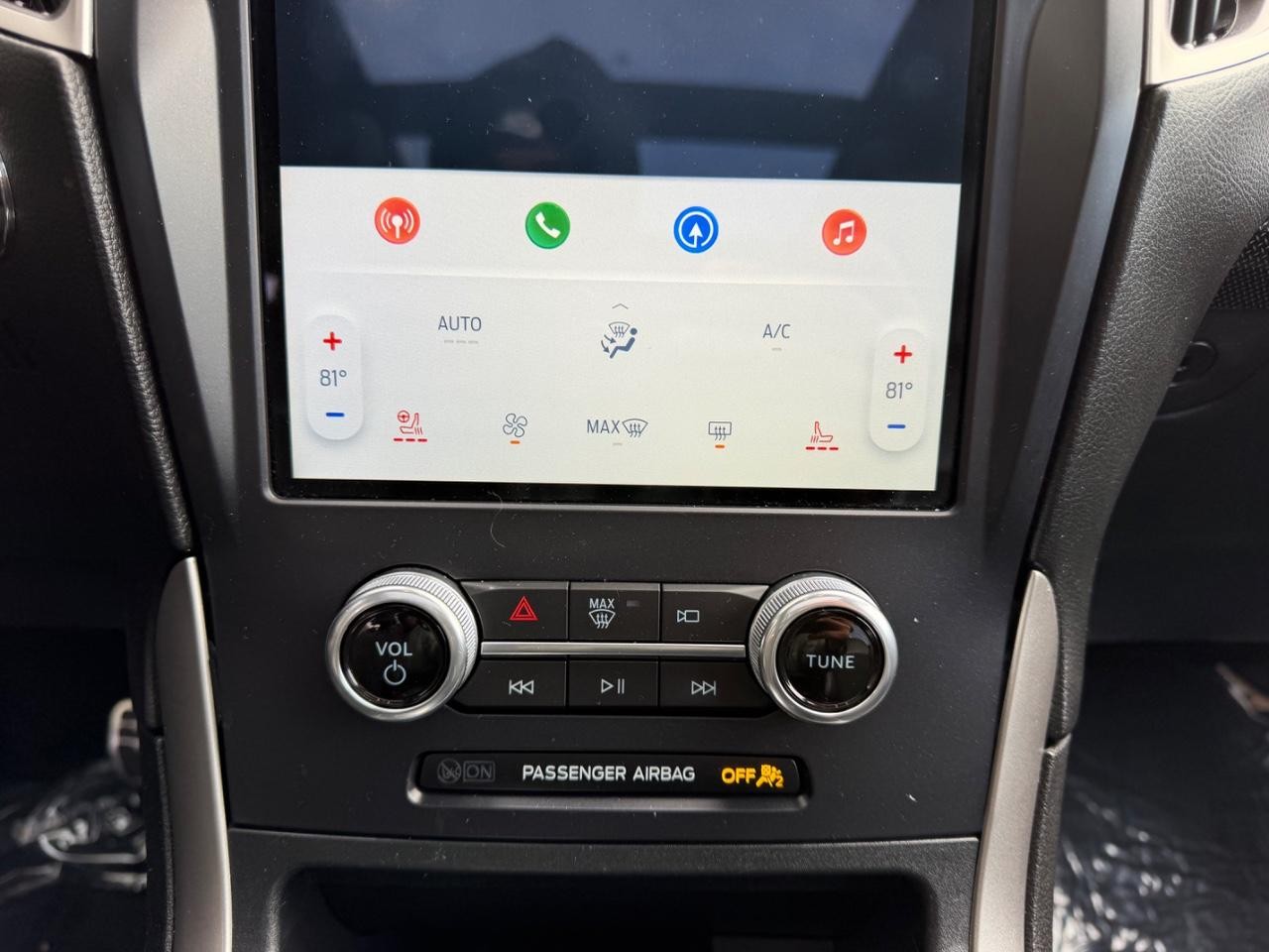 Ford Edge Vehicle Full-screen Gallery Image 16