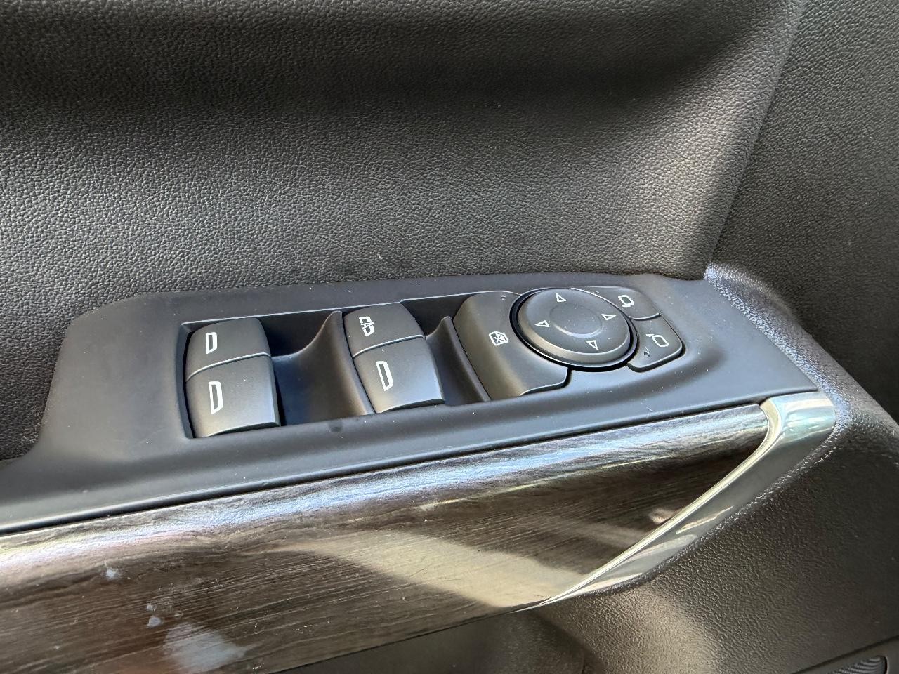 Chevrolet Silverado 1500 Vehicle Full-screen Gallery Image 18