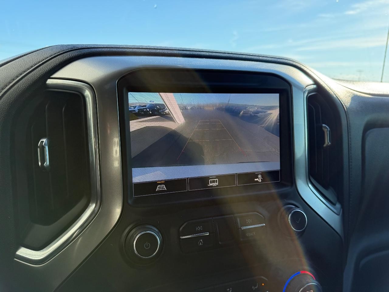 Chevrolet Silverado 1500 Vehicle Full-screen Gallery Image 21