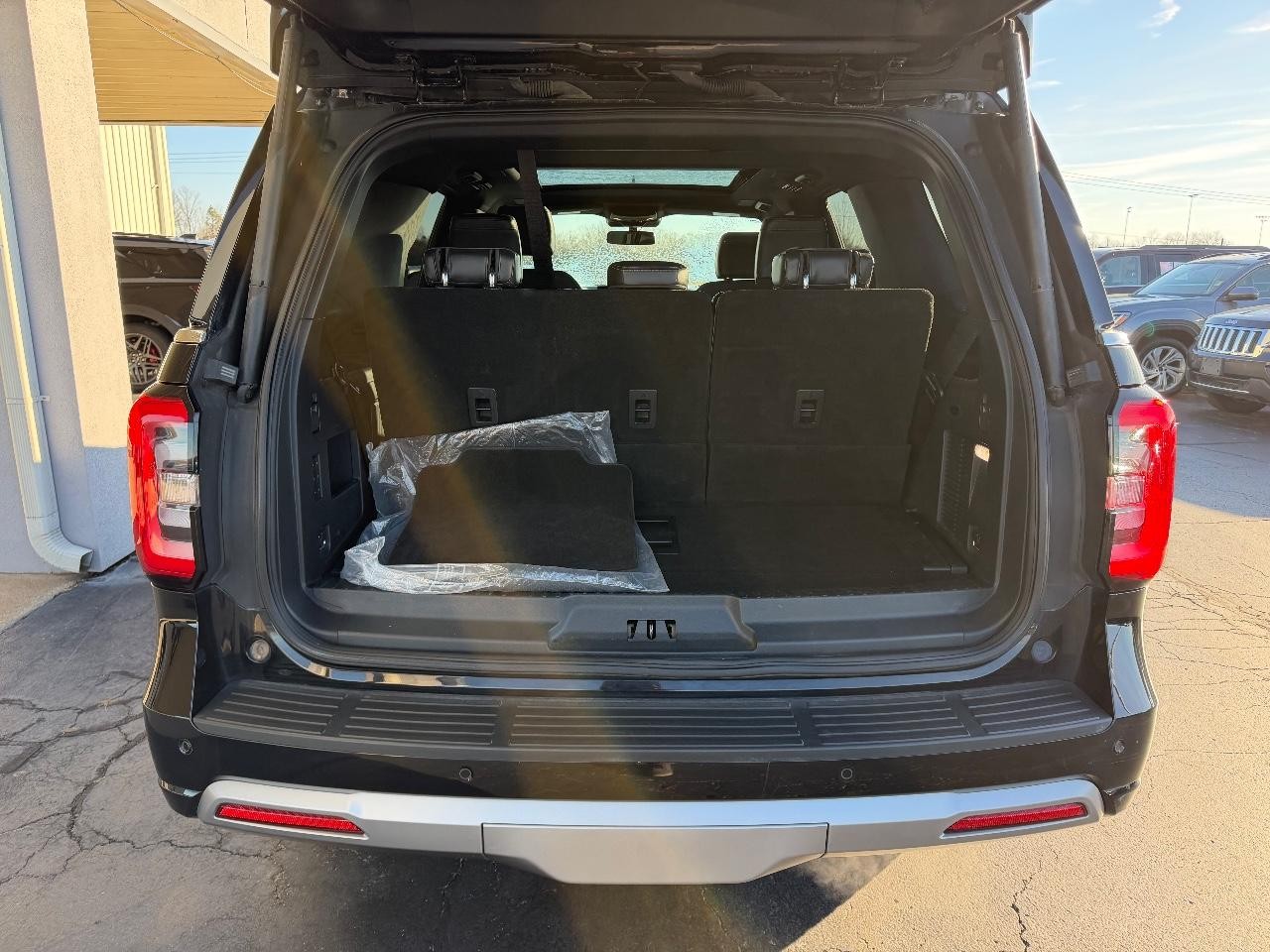 Ford Expedition Vehicle Full-screen Gallery Image 05