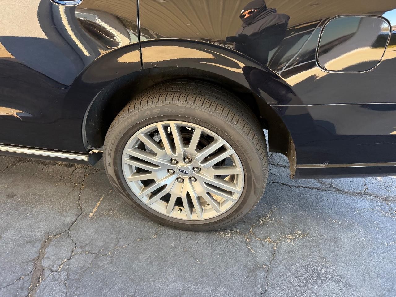 Ford Expedition Vehicle Full-screen Gallery Image 07