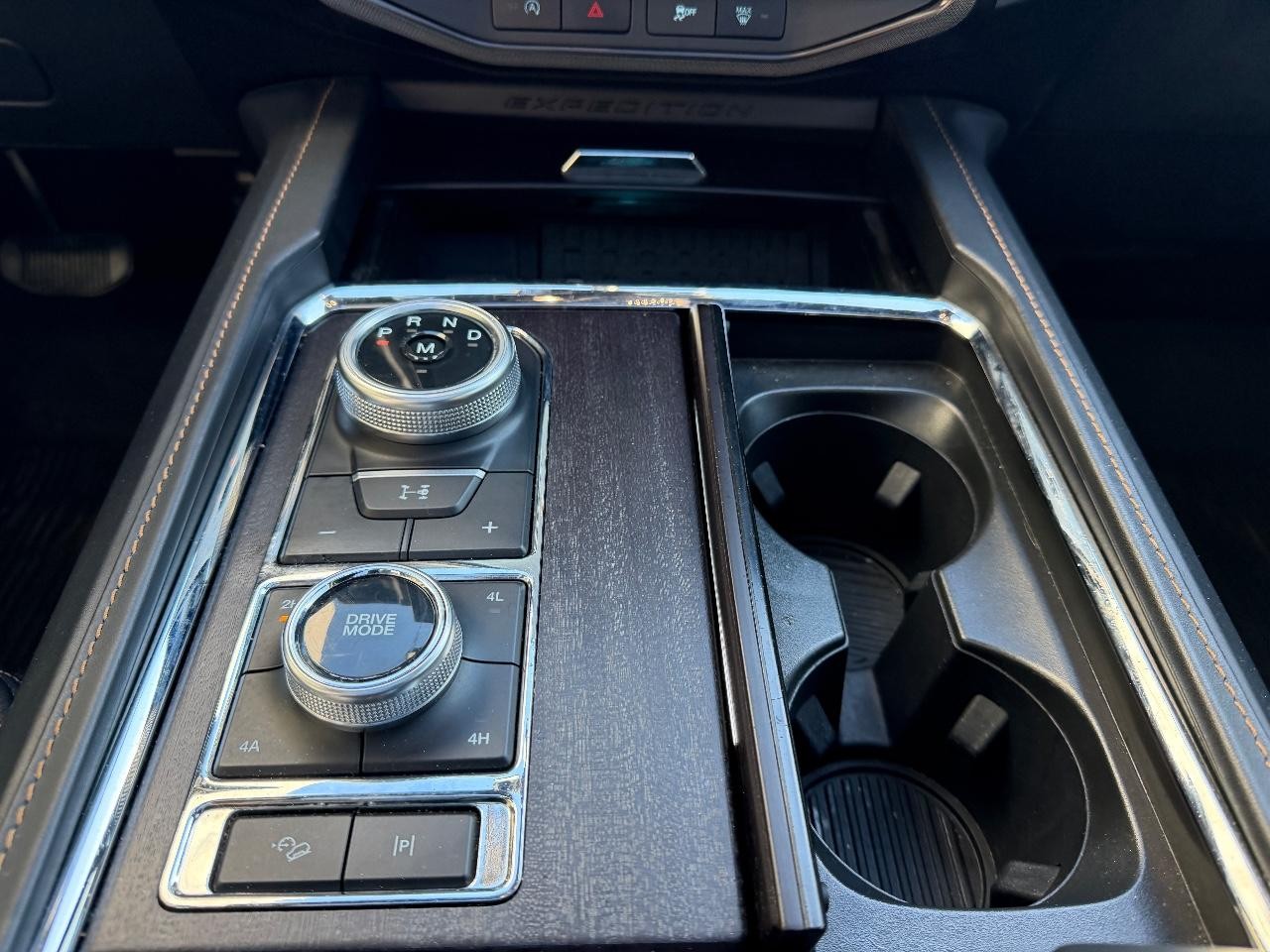 Ford Expedition Vehicle Full-screen Gallery Image 21