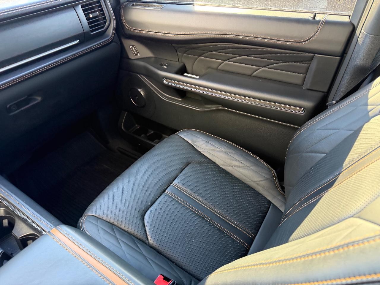 Ford Expedition Vehicle Full-screen Gallery Image 22