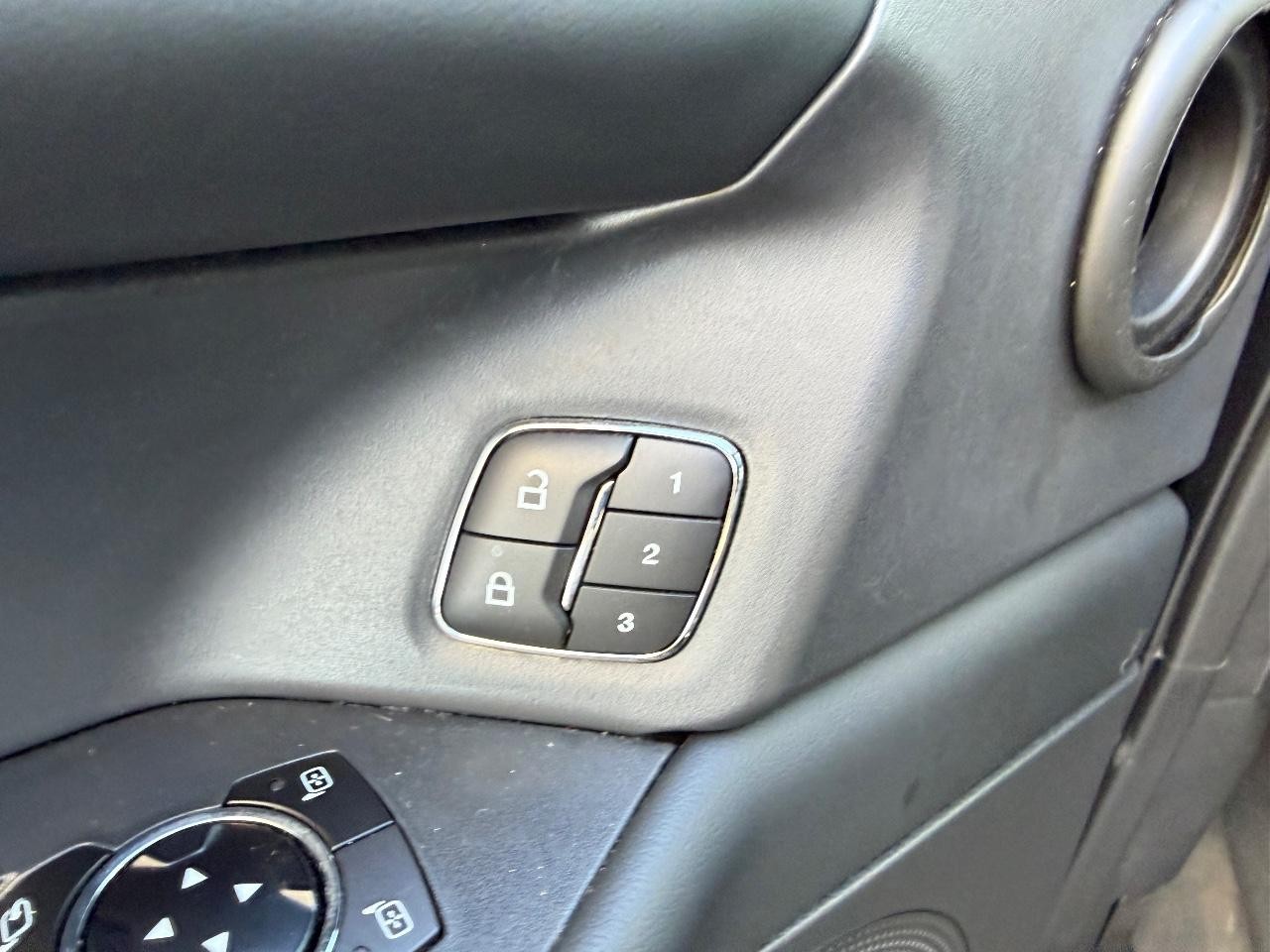 Ford Expedition Vehicle Full-screen Gallery Image 24