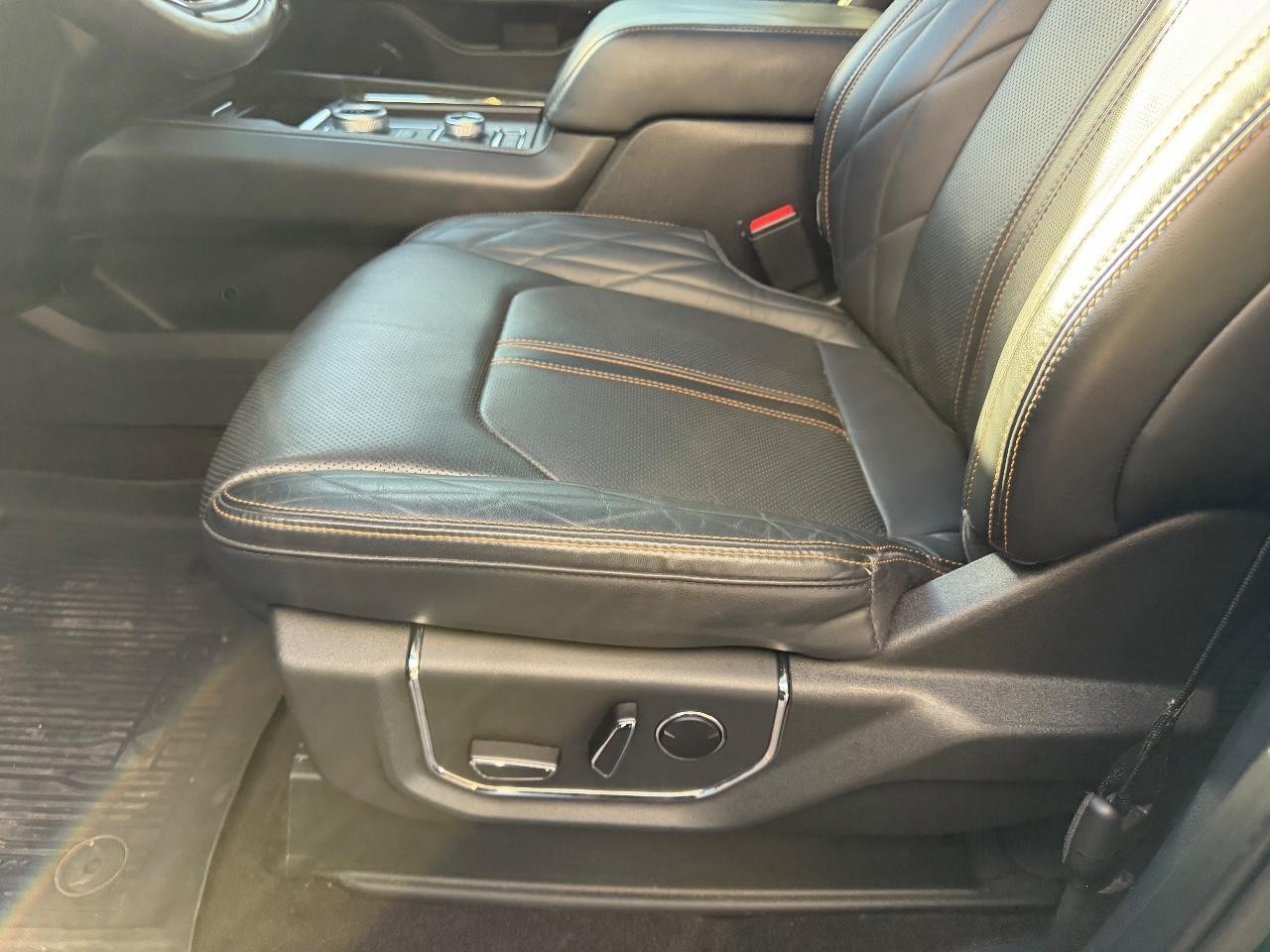 Ford Expedition Vehicle Full-screen Gallery Image 25