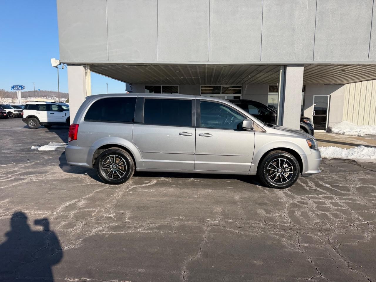 Dodge Grand Caravan Vehicle Full-screen Gallery Image 02