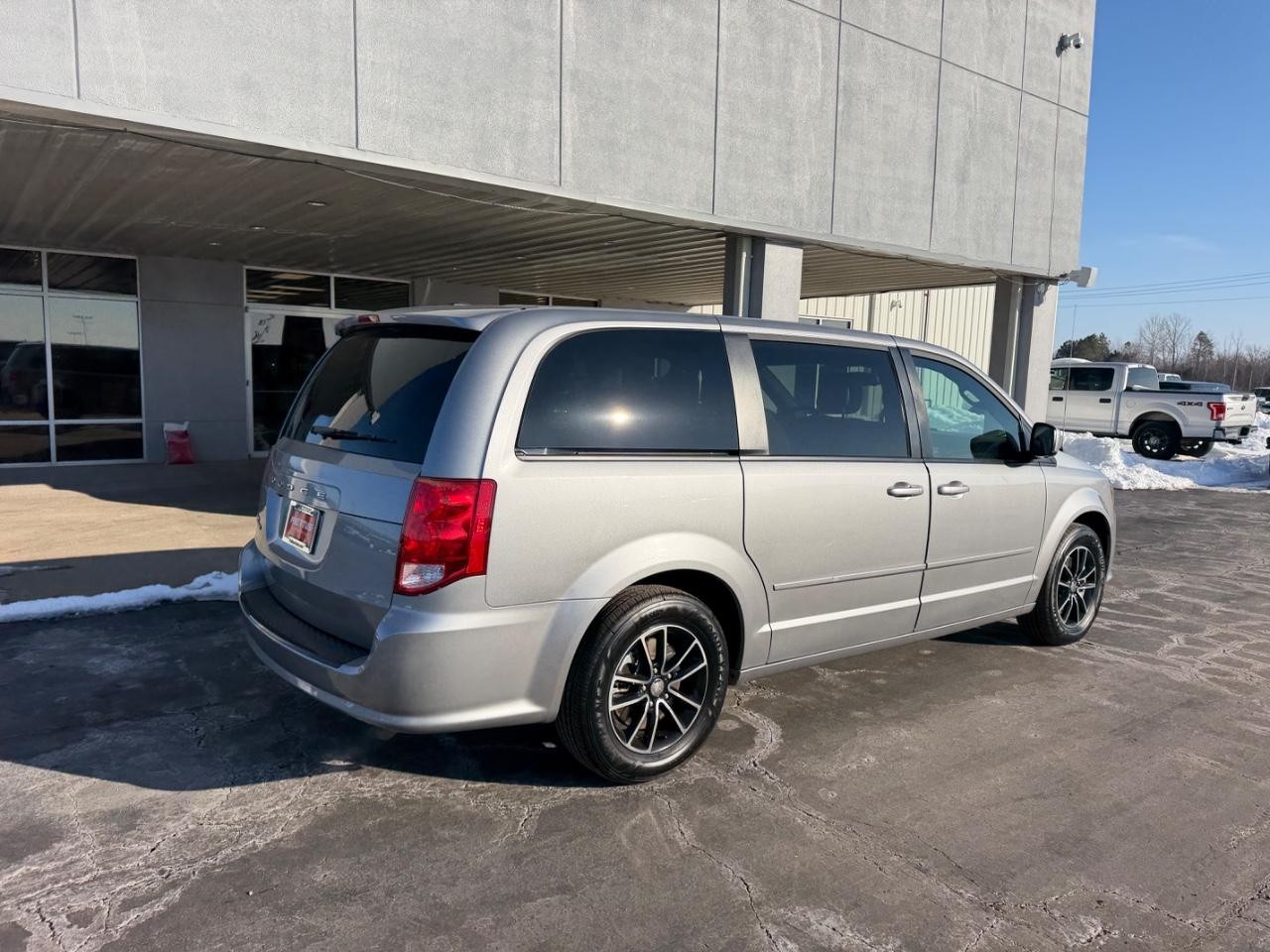 Dodge Grand Caravan Vehicle Full-screen Gallery Image 03