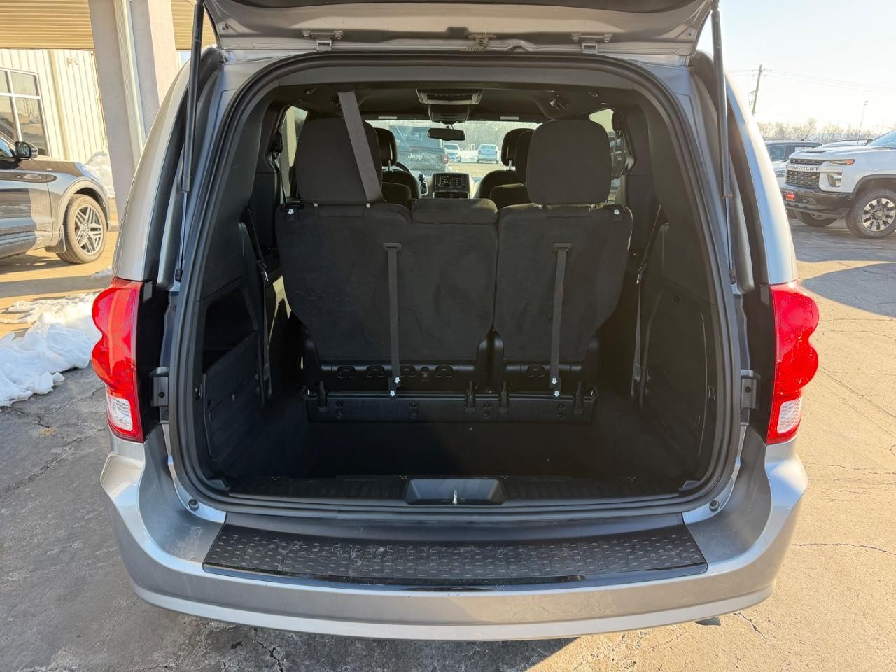 Dodge Grand Caravan Vehicle Full-screen Gallery Image 05