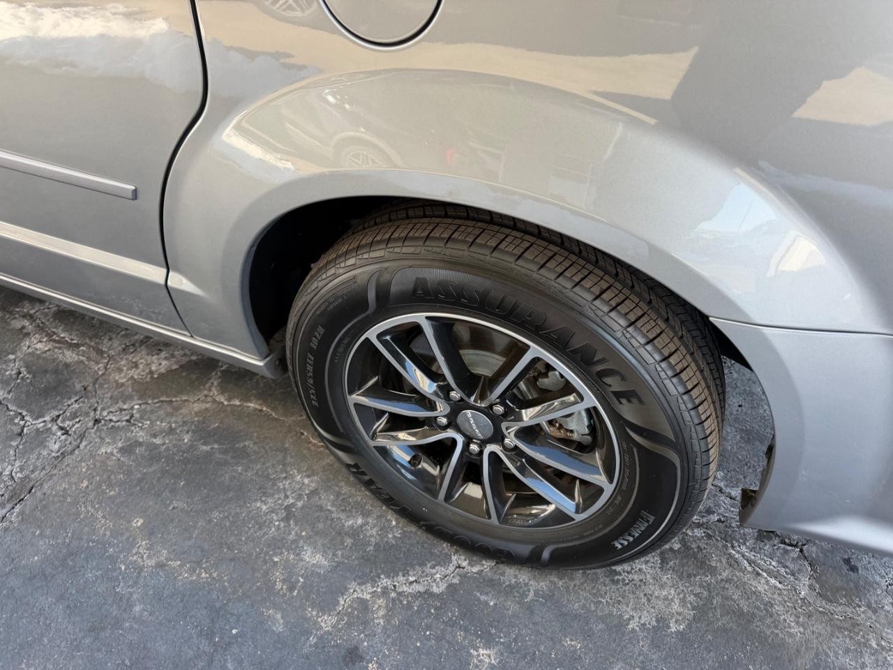 Dodge Grand Caravan Vehicle Full-screen Gallery Image 06