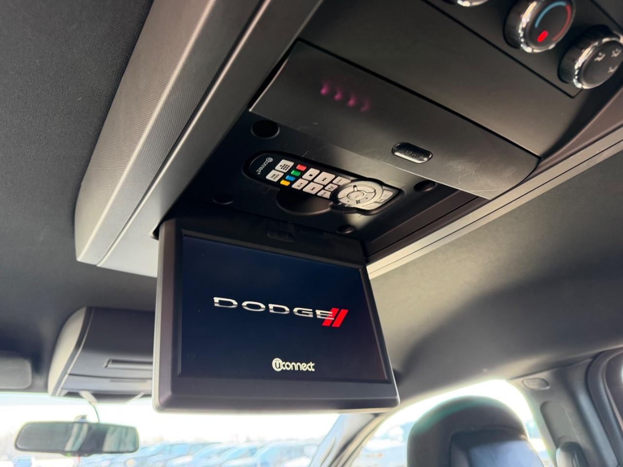 Dodge Grand Caravan Vehicle Full-screen Gallery Image 12