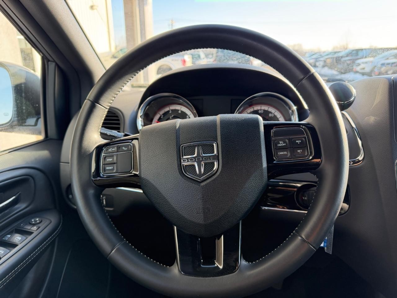 Dodge Grand Caravan Vehicle Full-screen Gallery Image 14