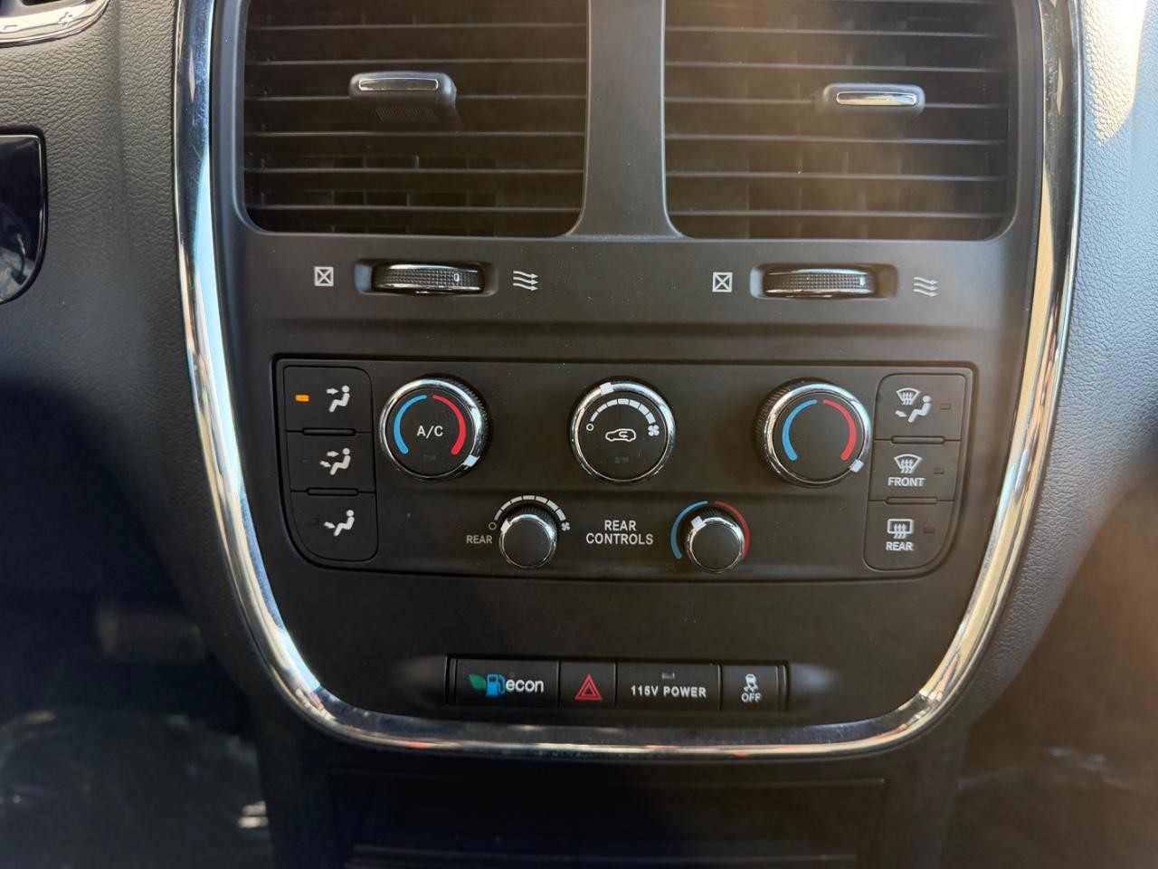 Dodge Grand Caravan Vehicle Full-screen Gallery Image 18