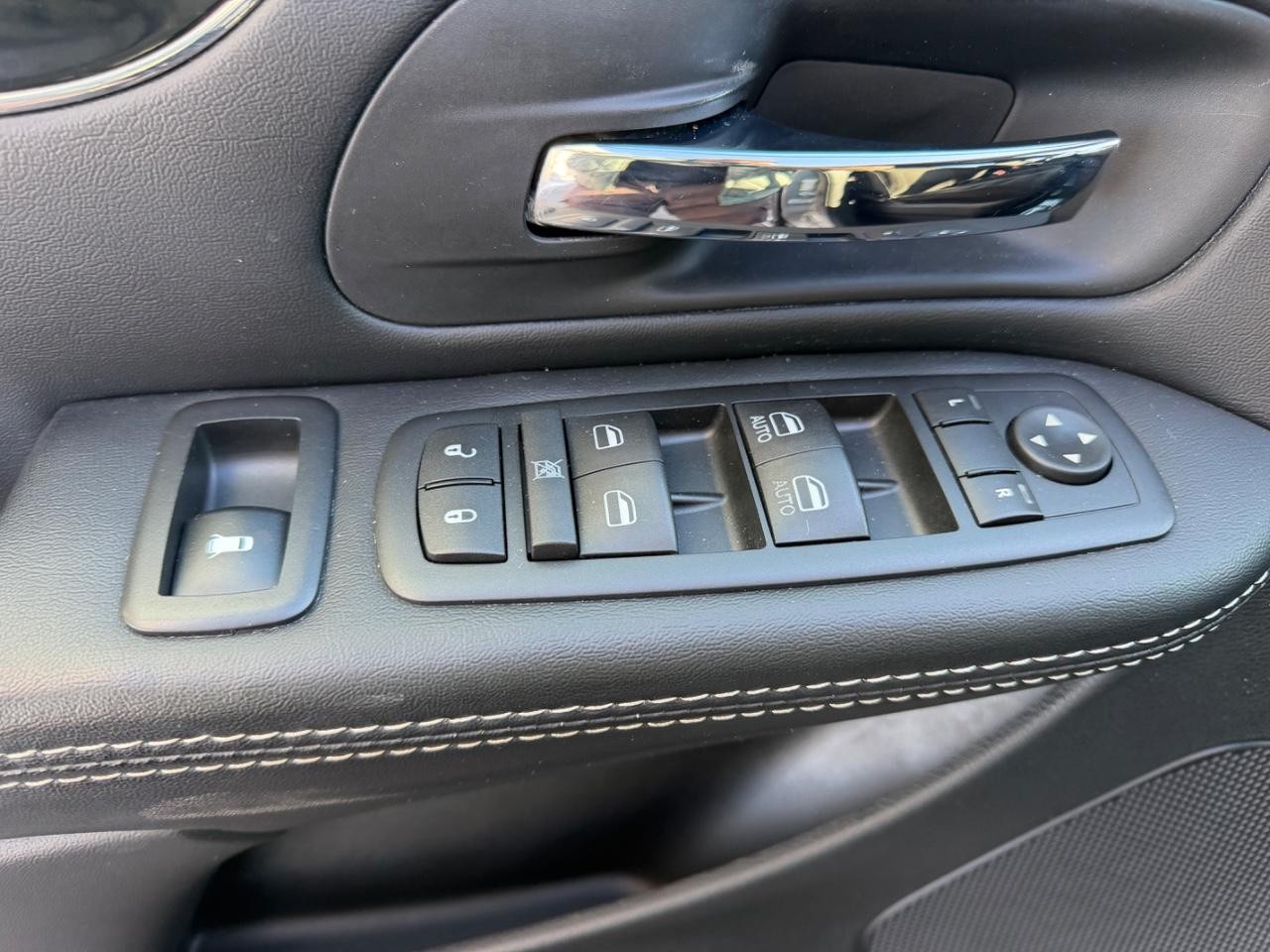 Dodge Grand Caravan Vehicle Full-screen Gallery Image 21