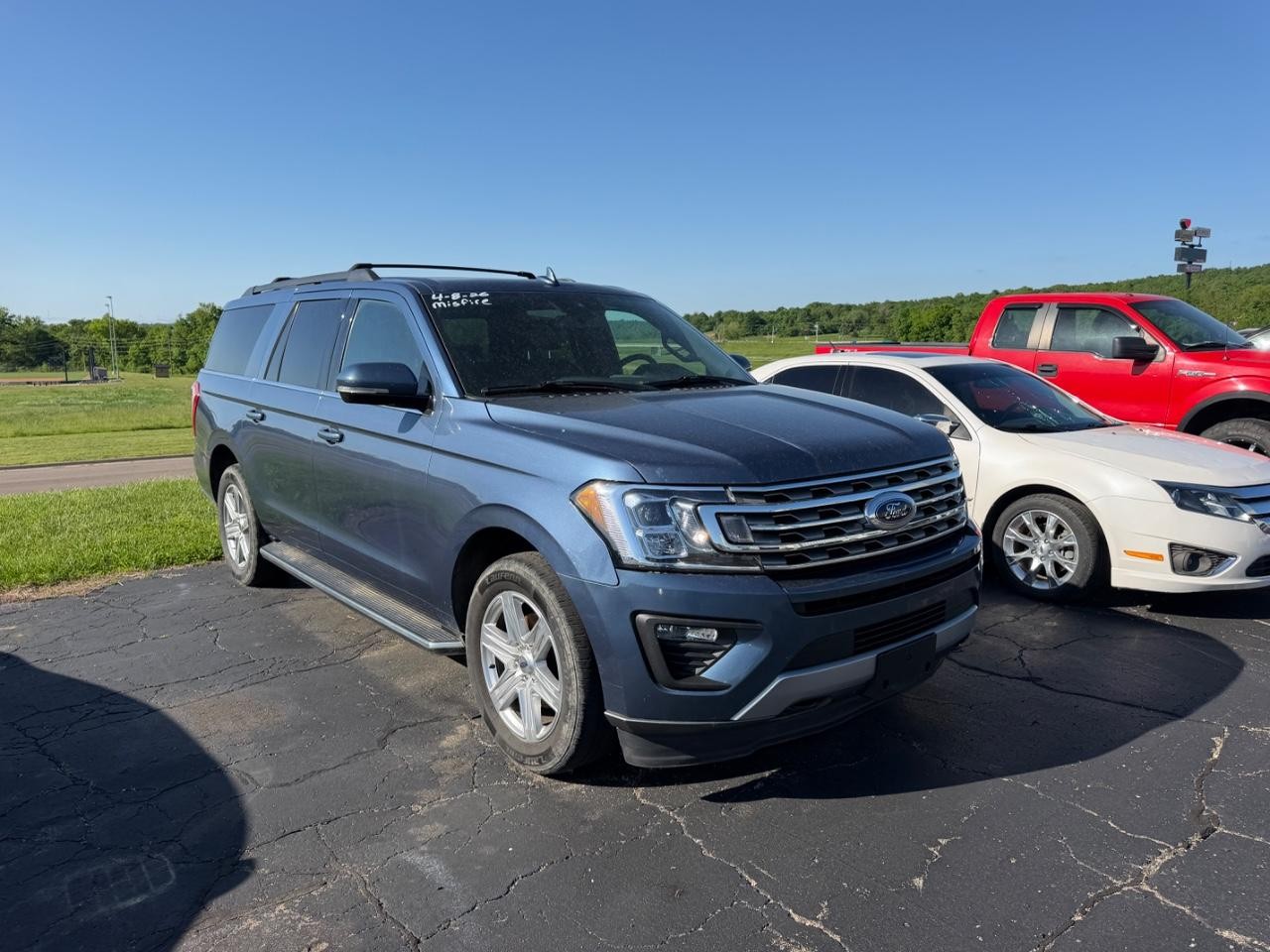 Ford Expedition Max Vehicle Full-screen Gallery Image 02