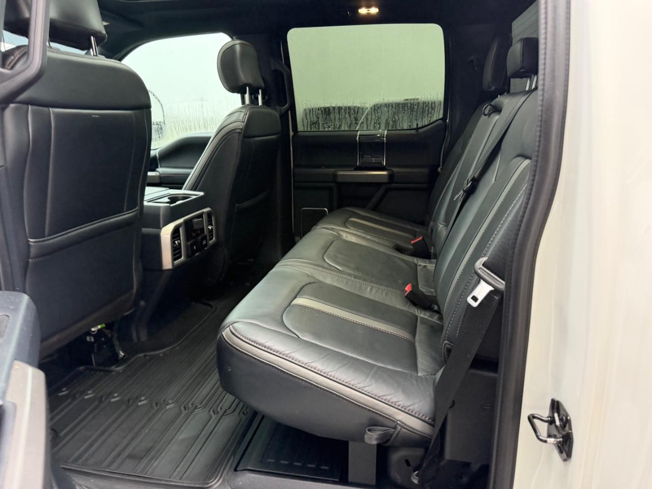 Ford F-350SD Vehicle Full-screen Gallery Image 09