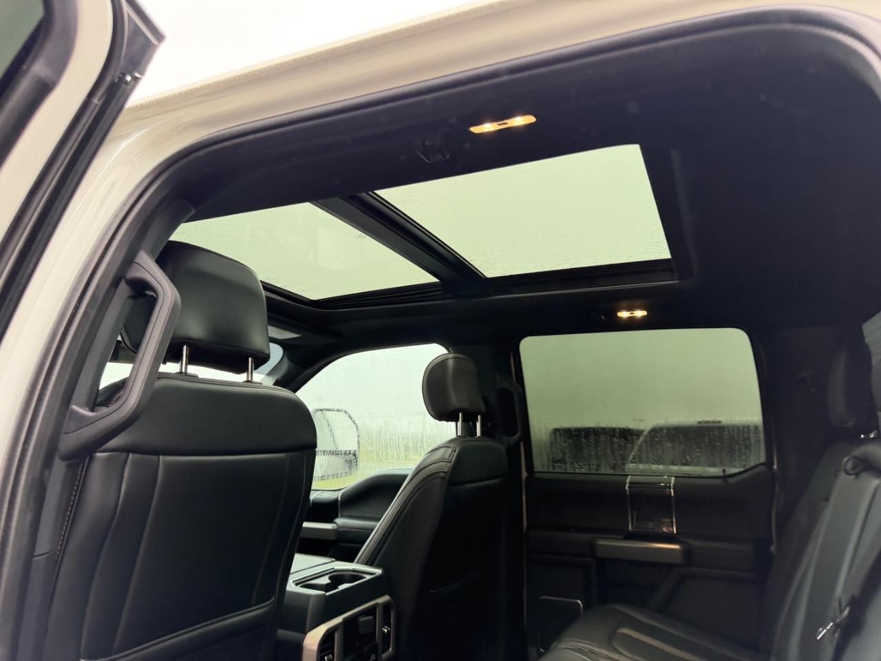 Ford F-350SD Vehicle Full-screen Gallery Image 10