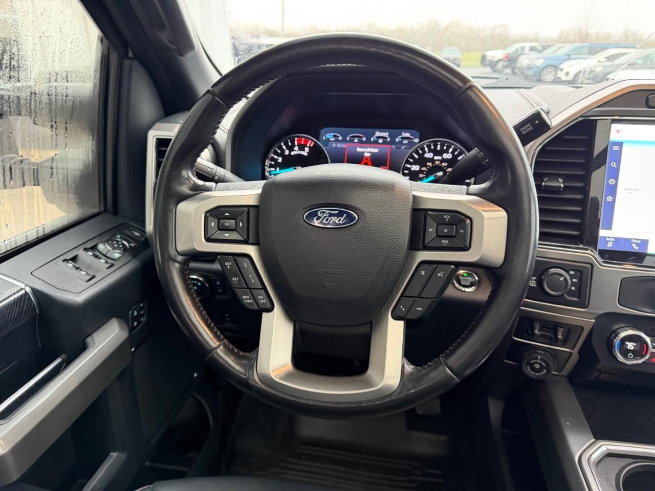 Ford F-350SD Vehicle Full-screen Gallery Image 12