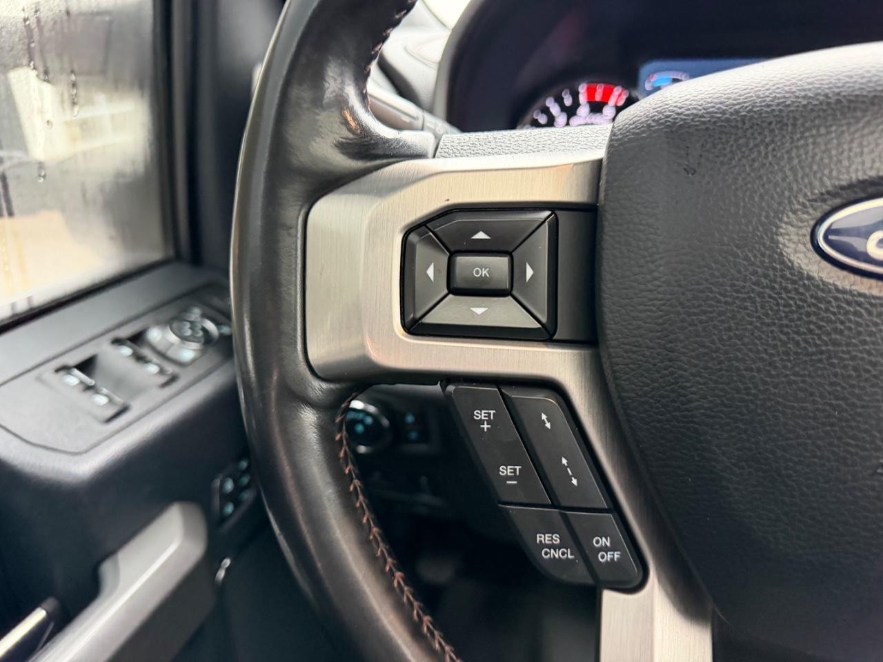 Ford F-350SD Vehicle Full-screen Gallery Image 13