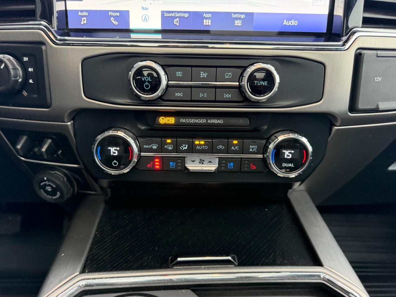 Ford F-350SD Vehicle Full-screen Gallery Image 16