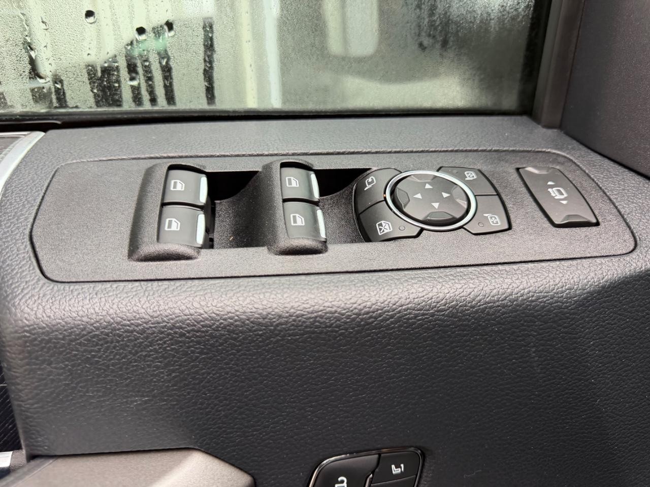 Ford F-350SD Vehicle Full-screen Gallery Image 18