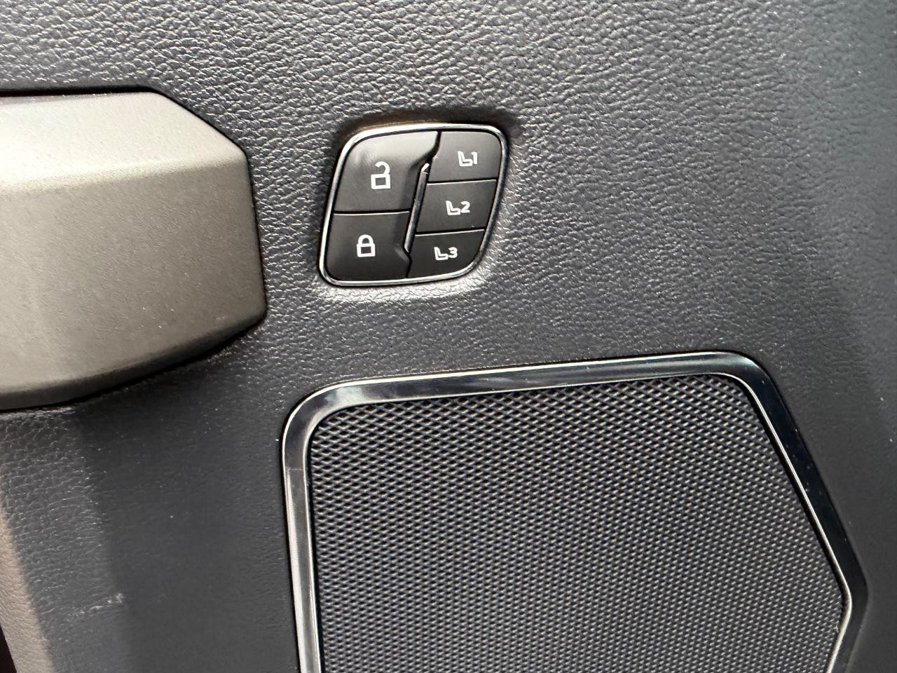 Ford F-350SD Vehicle Full-screen Gallery Image 19