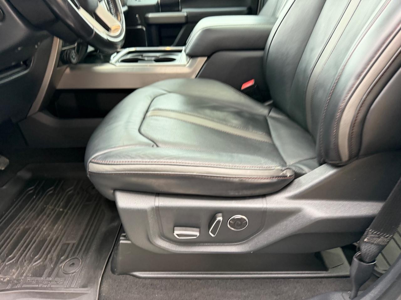 Ford F-350SD Vehicle Full-screen Gallery Image 20