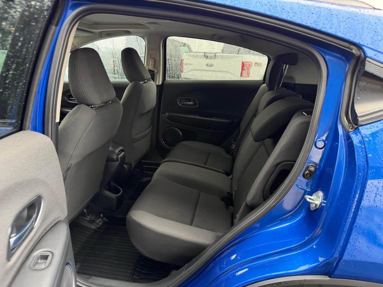 Honda HR-V Vehicle Full-screen Gallery Image 09