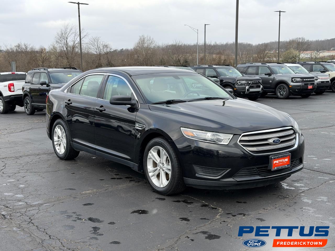 Ford Taurus Vehicle Full-screen Gallery Image 01