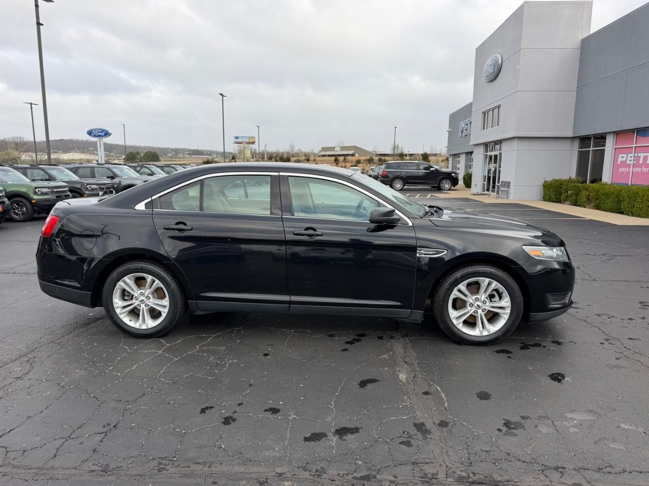 Ford Taurus Vehicle Full-screen Gallery Image 02