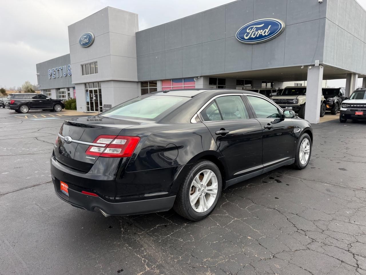 Ford Taurus Vehicle Full-screen Gallery Image 03