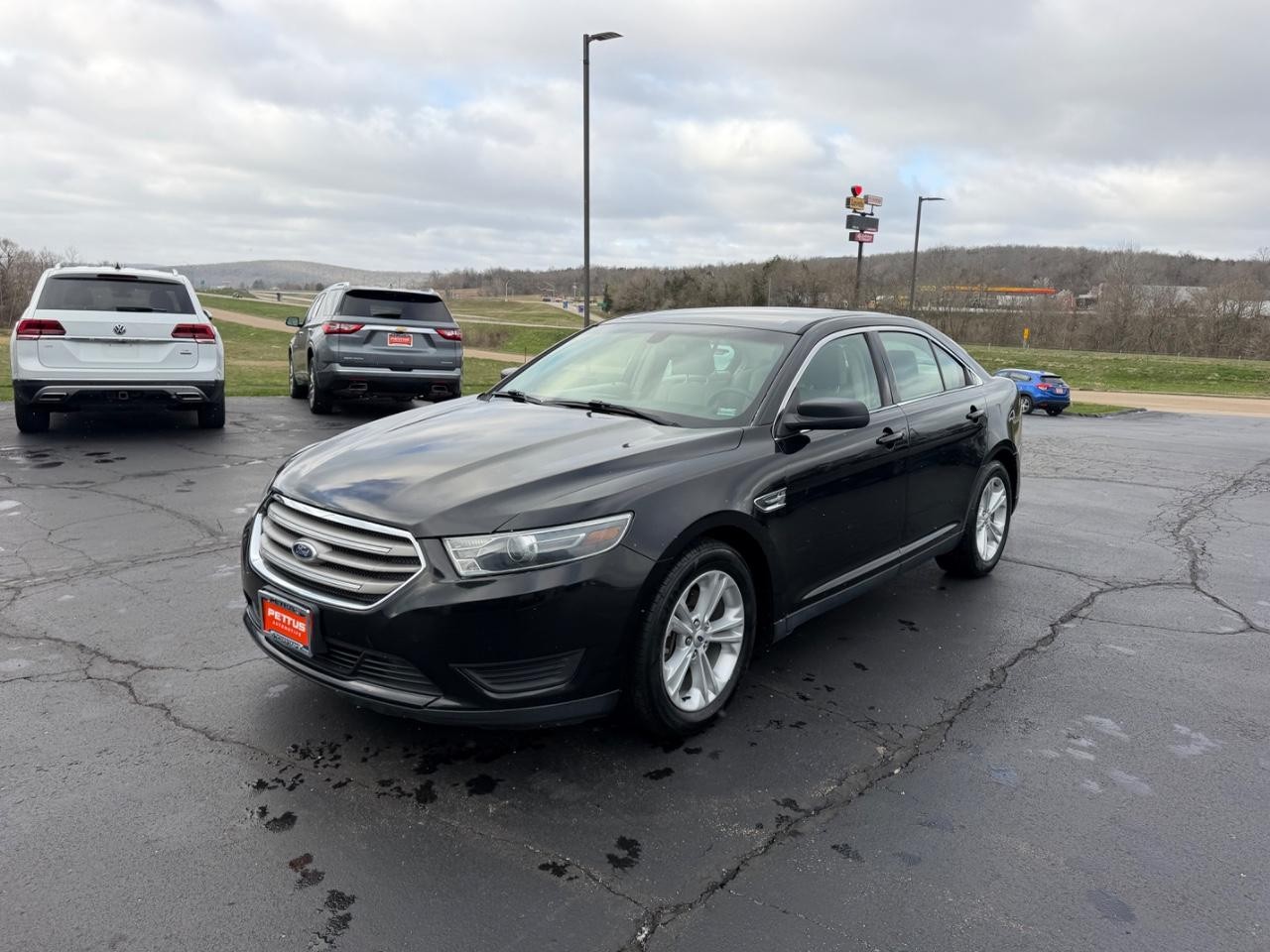 Ford Taurus Vehicle Full-screen Gallery Image 06