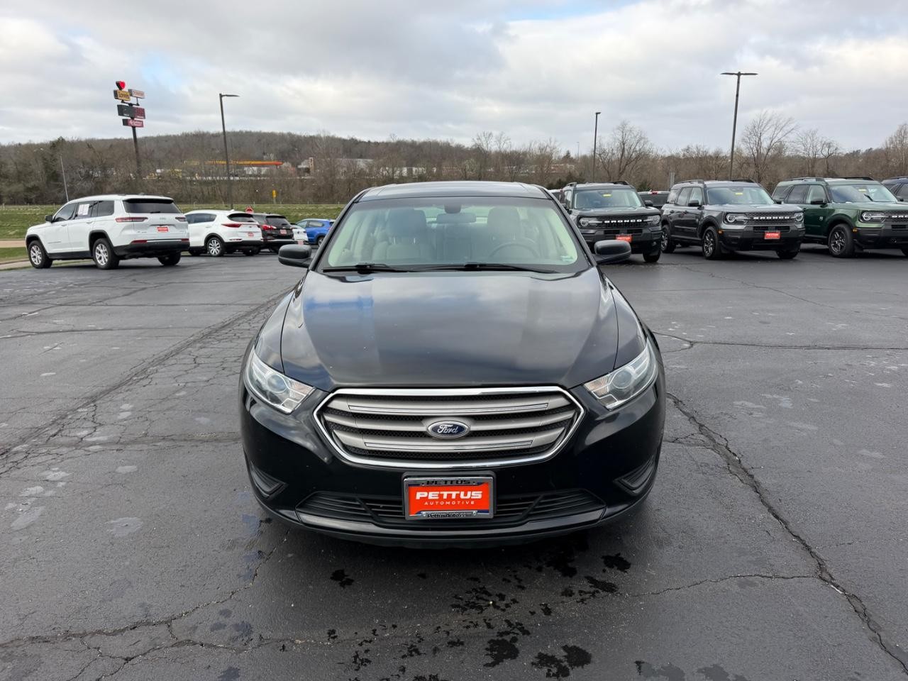 Ford Taurus Vehicle Full-screen Gallery Image 07