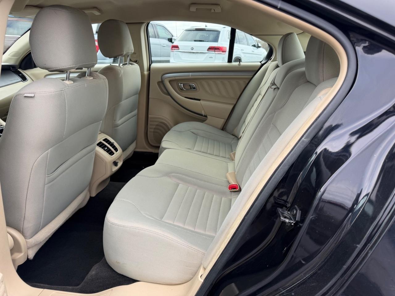 Ford Taurus Vehicle Full-screen Gallery Image 08