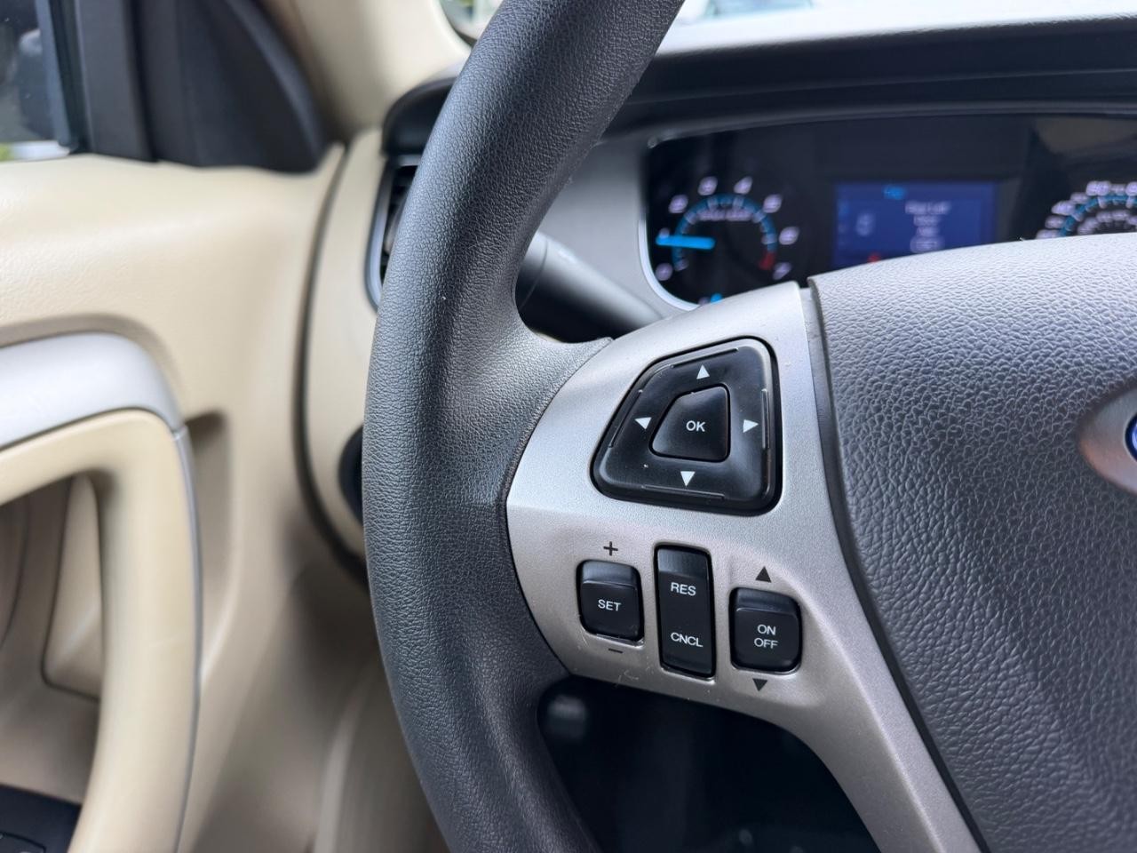 Ford Taurus Vehicle Full-screen Gallery Image 11