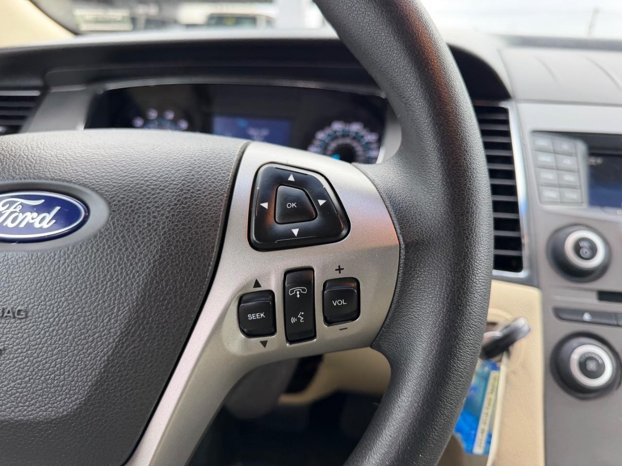 Ford Taurus Vehicle Full-screen Gallery Image 12