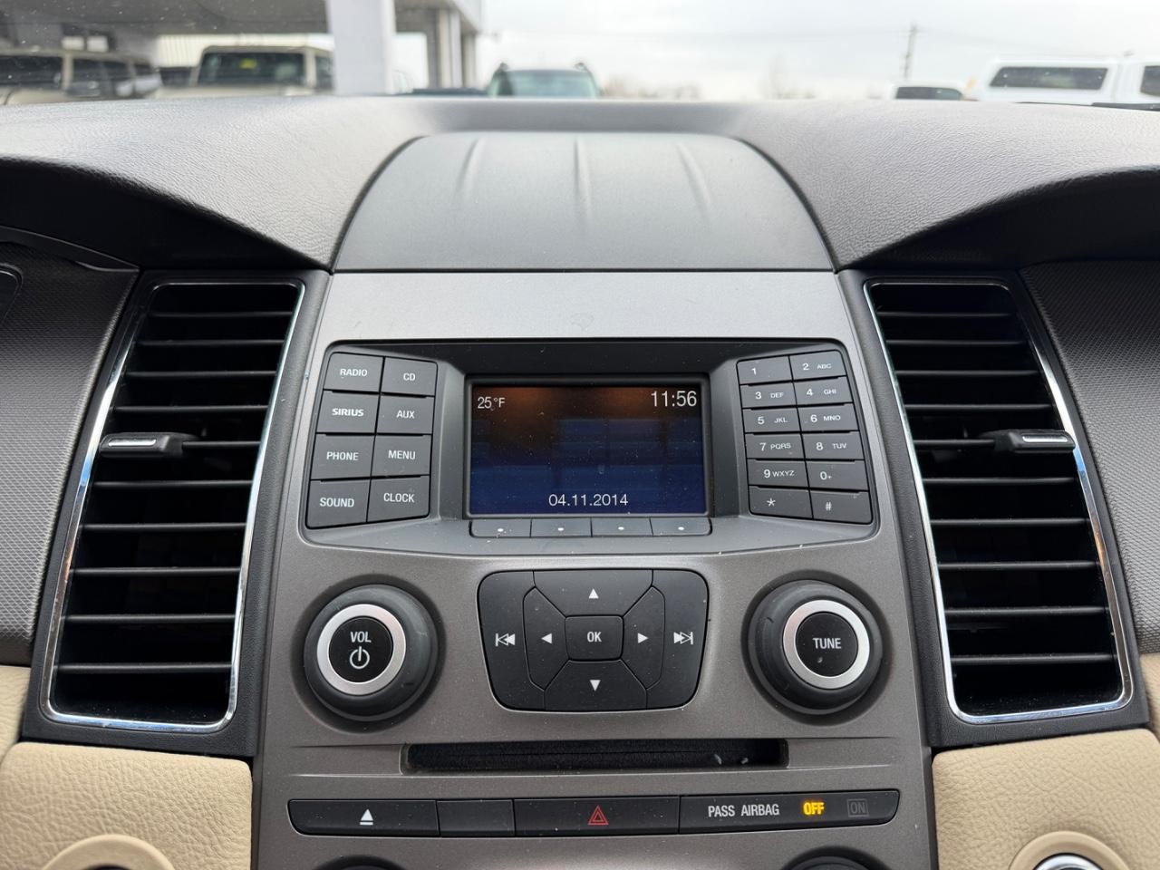 Ford Taurus Vehicle Full-screen Gallery Image 13