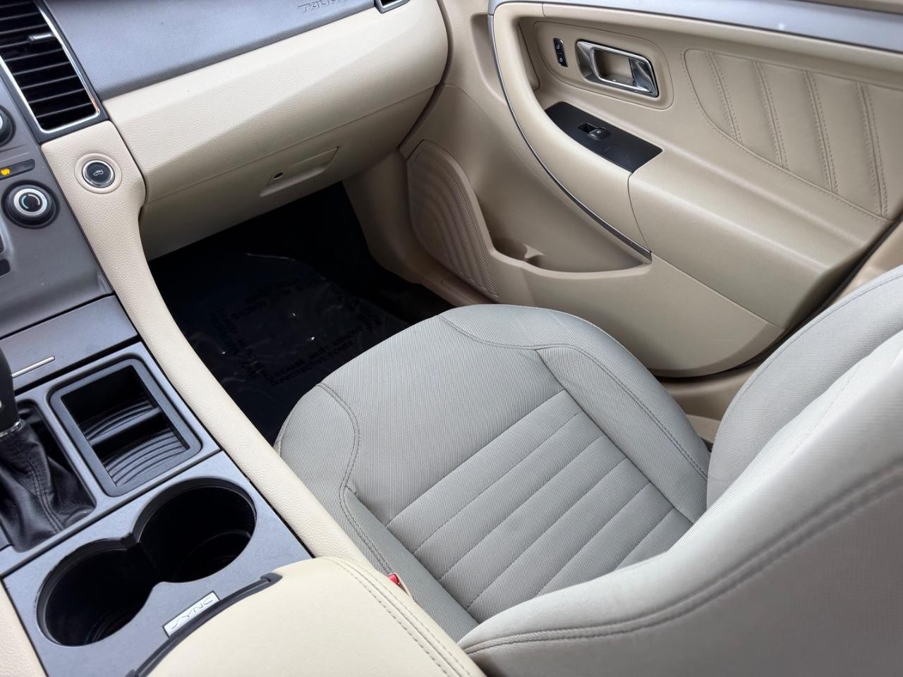 Ford Taurus Vehicle Full-screen Gallery Image 16