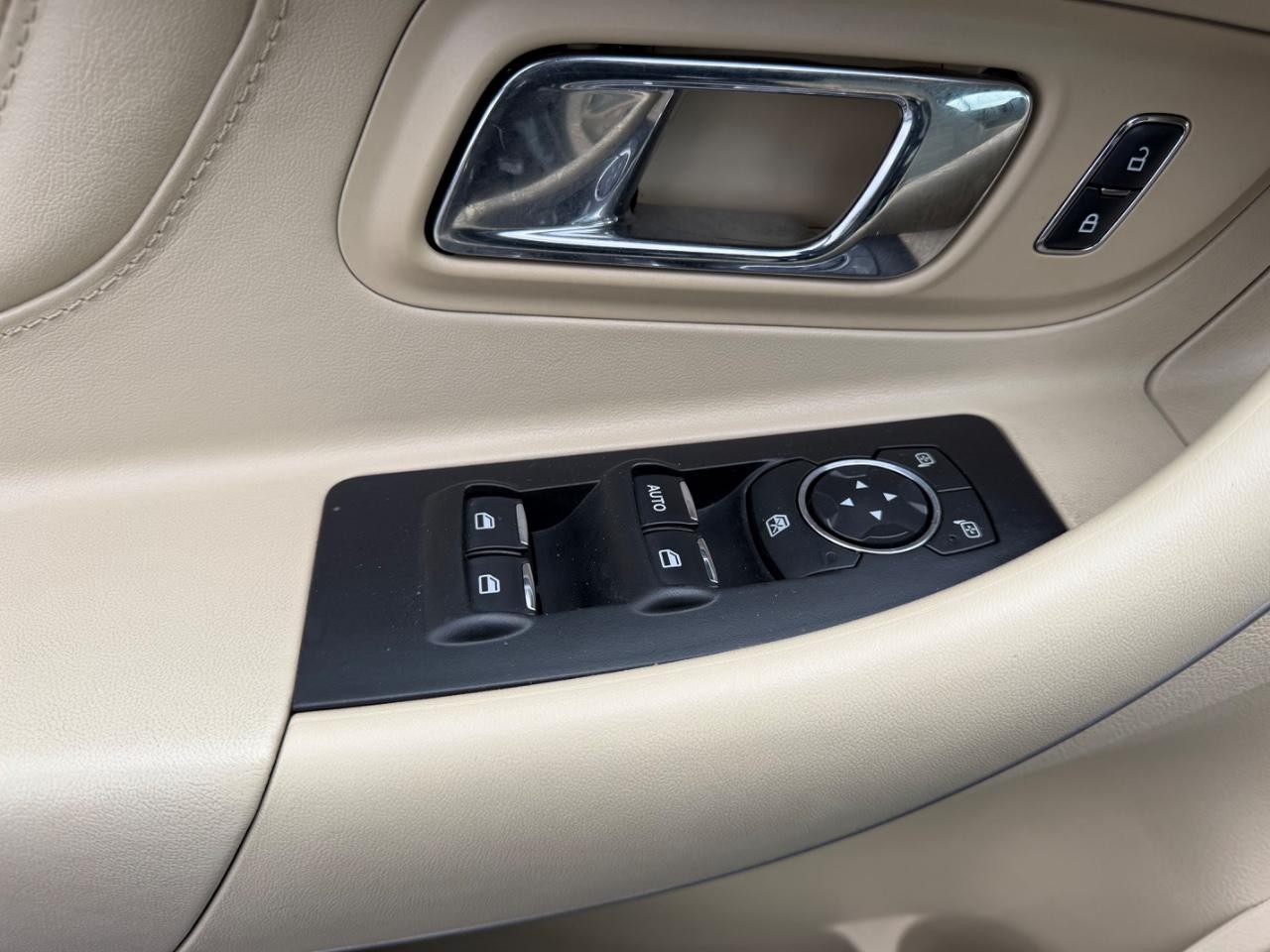 Ford Taurus Vehicle Full-screen Gallery Image 17