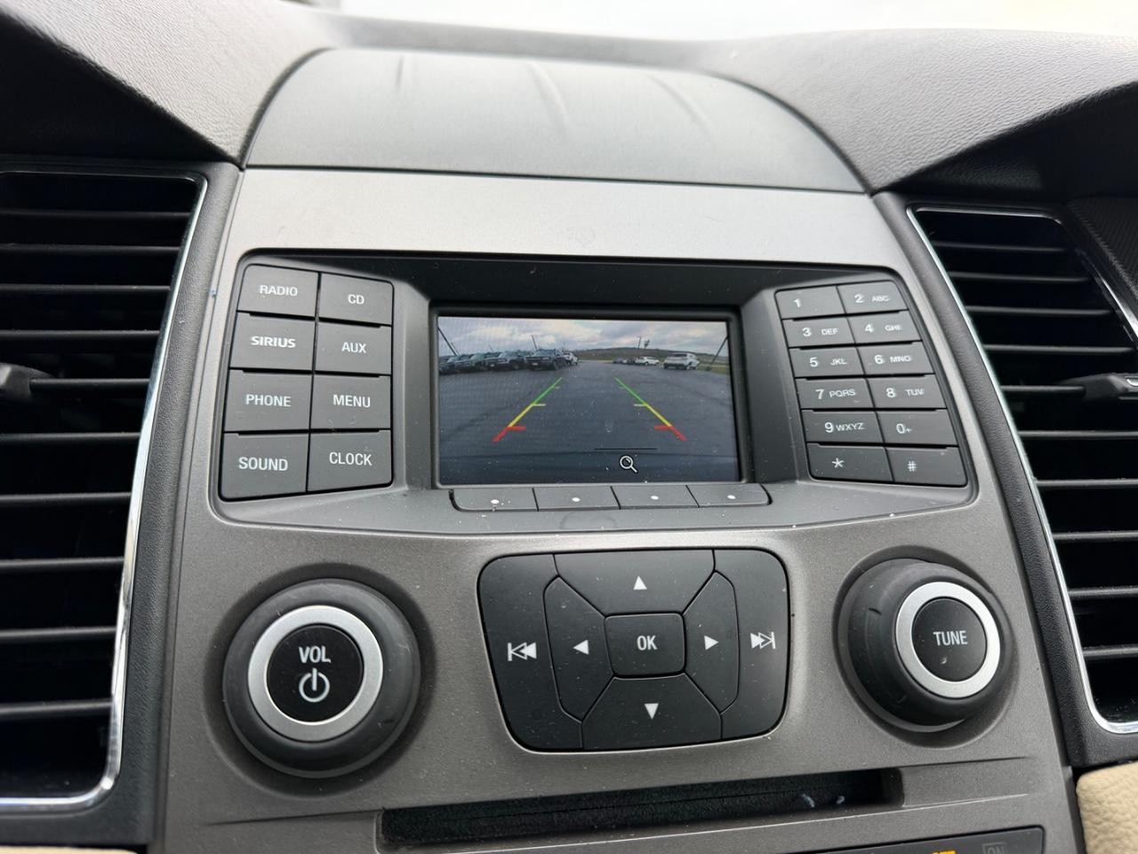 Ford Taurus Vehicle Full-screen Gallery Image 20