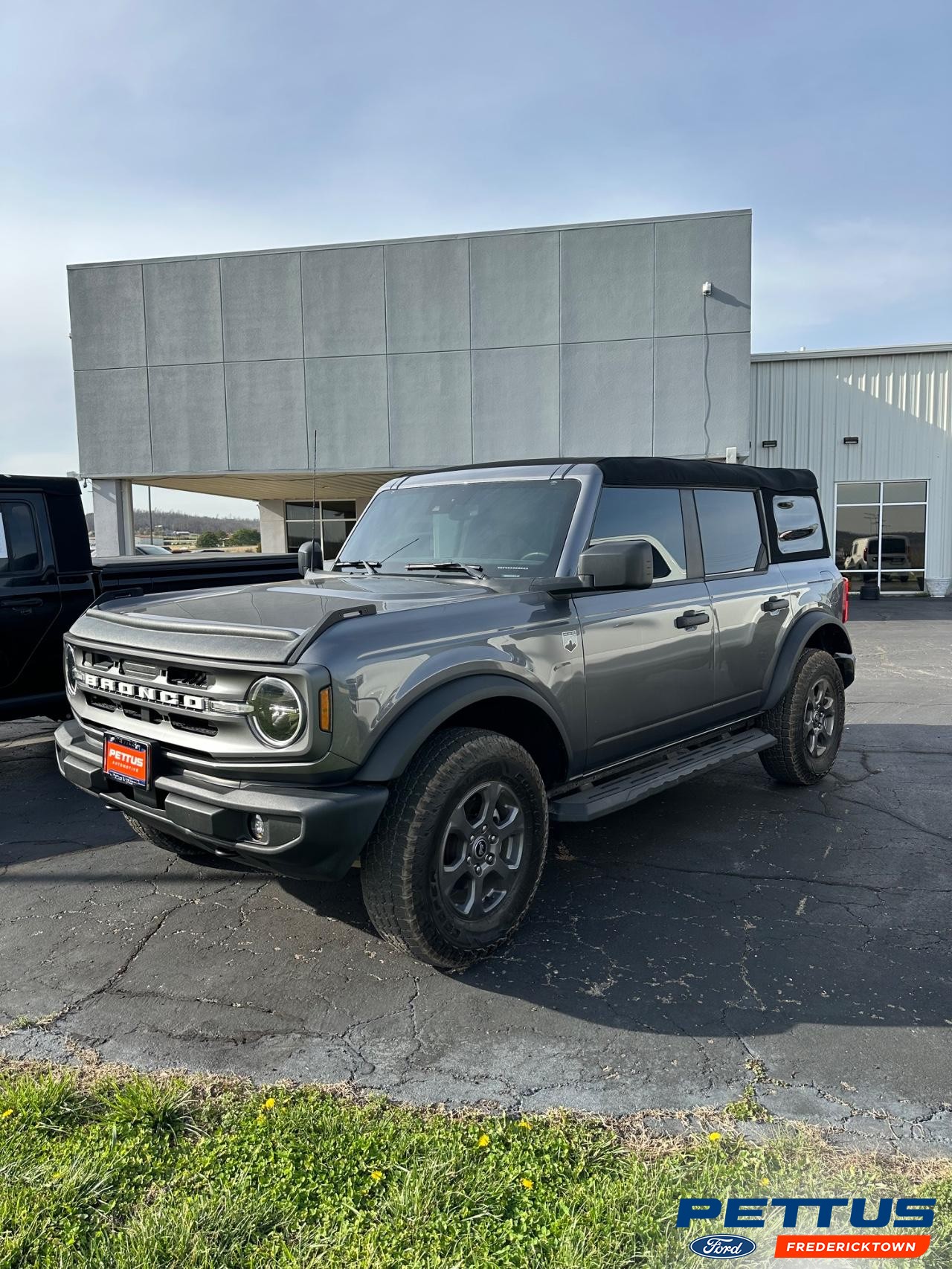 Ford Bronco Vehicle Full-screen Gallery Image 01