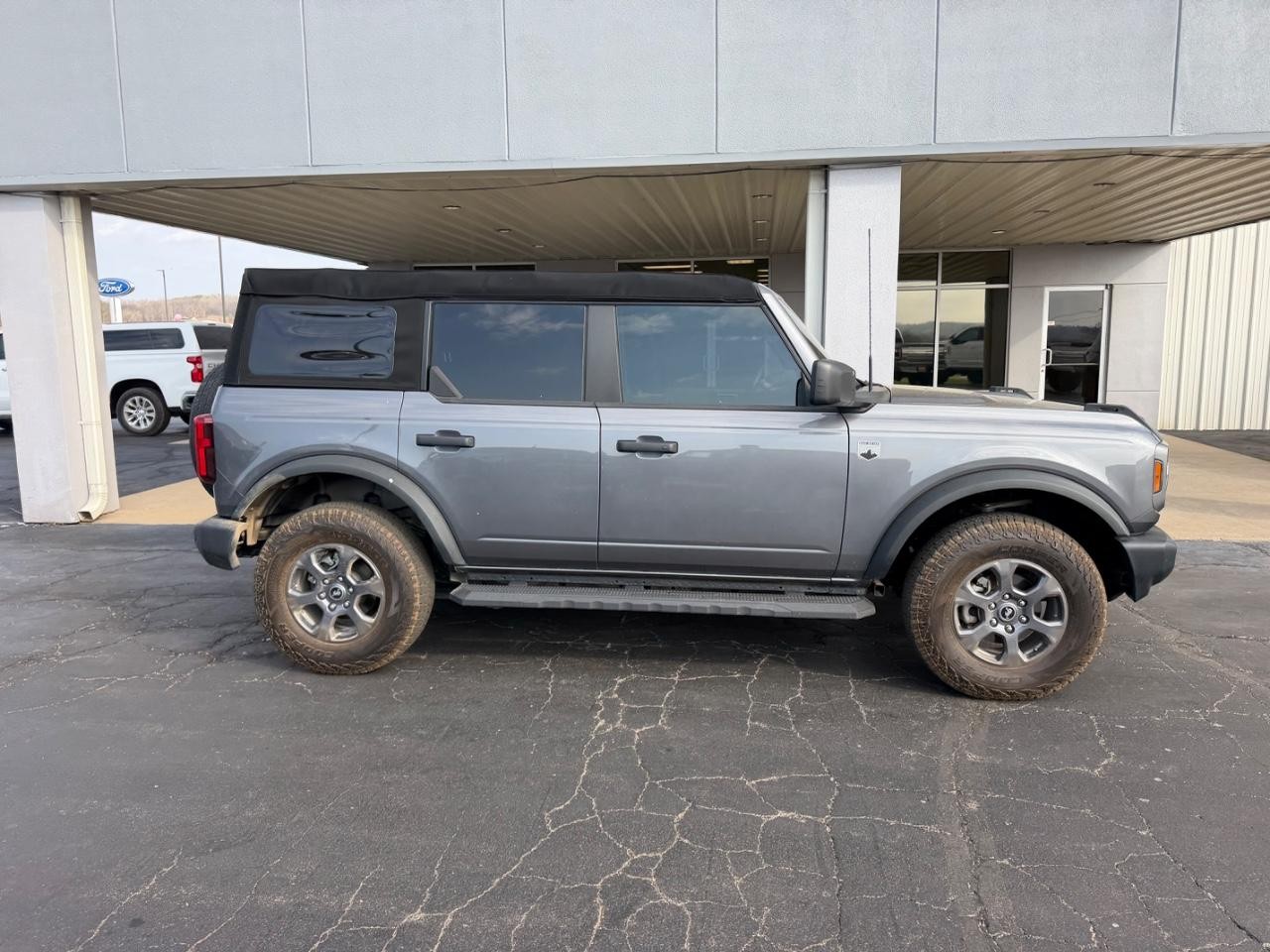 Ford Bronco Vehicle Full-screen Gallery Image 02