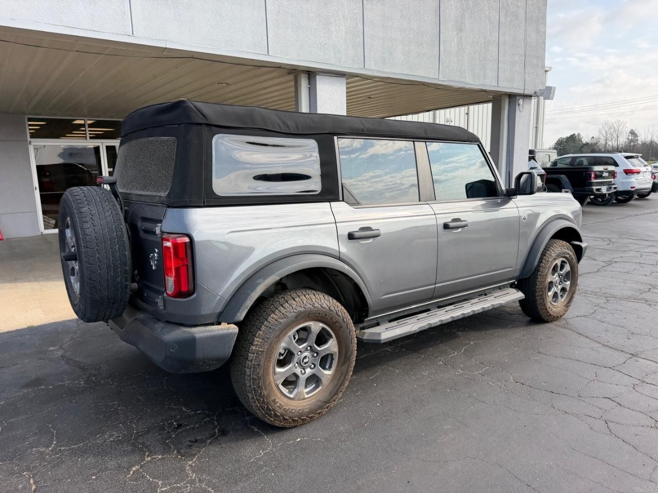 Ford Bronco Vehicle Full-screen Gallery Image 03