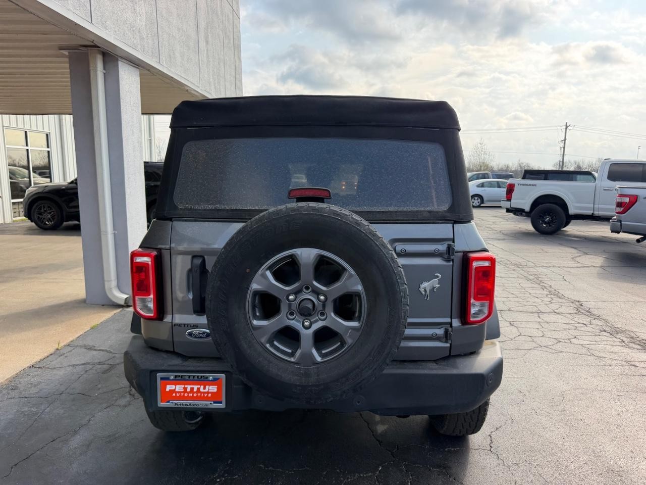 Ford Bronco Vehicle Full-screen Gallery Image 04
