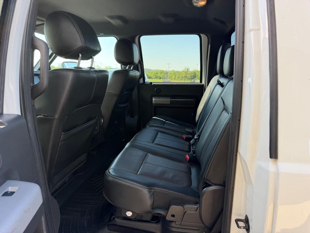Ford F-250SD Vehicle Full-screen Gallery Image 09